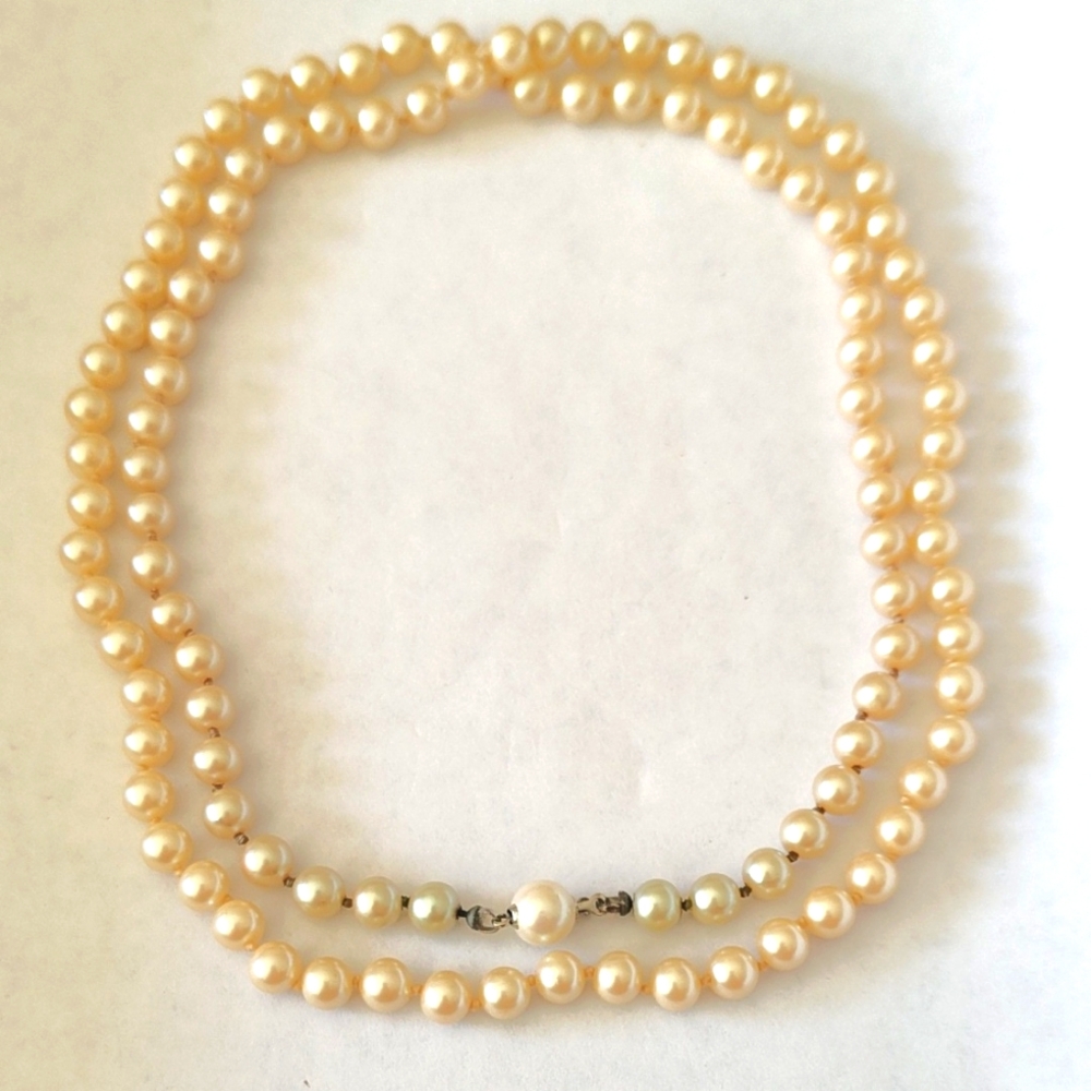 Classic Elegant Pearl Necklace